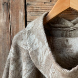 Dūmakaini brūna toņa indiāņu piegriezuma garais mohēras/alpakas/aitas vilnas pončo ar kapuci un bārkstīm ar plezniņu dizainu