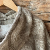 Dūmakaini brūna toņa indiāņu piegriezuma garais mohēras/alpakas/aitas vilnas pončo ar kapuci un bārkstīm ar plezniņu dizainu