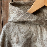 Dūmakaini brūna toņa indiāņu piegriezuma garais mohēras/alpakas/aitas vilnas pončo ar kapuci un bārkstīm ar lāsīšu dizainu