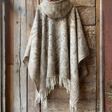 Dūmakaini brūna toņa indiāņu piegriezuma garais mohēras/alpakas/aitas vilnas pončo ar kapuci un bārkstīm ar lāsīšu dizainu
