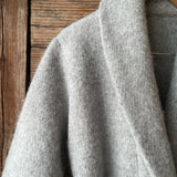 Individuālie pasūtījumi - gaiši pelēks aitas vilnas ziemas halāts/mētelis bez oderes