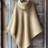 Karameļu brūna toņa garais 100% vilnas pončo ar kapuci un bārkstīm