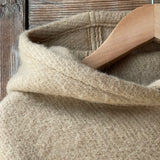 Karameļu brūna toņa garais 100% vilnas pončo ar kapuci un bārkstīm