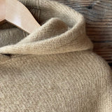 Karameļu brūna toņa garais 100% vilnas pončo ar kapuci un bārkstīm