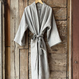 Gaiši zilas/dabīgi pelēkas svītriņas - mīkstināta lina auduma halāts - kimono tipa modelis ar uzšūtām kabatām, garām piedurknēm