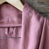 Koraļļu rozā mīkstināta lina auduma halāts ar iešūtām kabatām - kimono tipa modelis ar garām piedurknēm