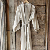 Gaiši dabīgi pelēka mīkstināta lina auduma halāts - kimono tipa modelis ar garām piedurknēm un kabatām