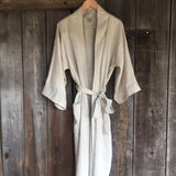 Gaiši dabīgi pelēks mīkstināta lina auduma kimono tipa halāts