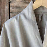 Dabīgi pelēka, nebalināta, nekrāsota toņa mīkstināta lina auduma halāts - kimono tipa modelis ar garām piedurknēm un kabatām