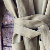 Olīvzaļa mīkstināta lina auduma halāts - kimono tipa modelis ar garām piedurknēm un kabatām