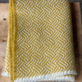 Sinepju dzeltena toņa bērnu ratu 100% aitas vilnas sedziņa ~65x90cm ar pinumu ornamentu