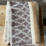 Brūna/bēši/balta toņa bērnu ratu 40% alpakas/60% aitas vilnas sedziņa ~65x90cm ar etno stila ornamentiem
