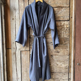 Tumši zilpelēka mīkstināta lina auduma halāts - kimono tipa modelis ar sānos iešūtām kabatām, garām piedurknēm