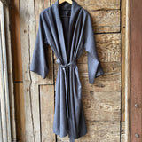 Tumši zilpelēka mīkstināta lina auduma halāts - kimono tipa modelis ar sānos iešūtām kabatām, garām piedurknēm