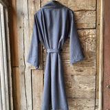 Tumši zilpelēka mīkstināta lina auduma halāts - kimono tipa modelis ar sānos iešūtām kabatām, garām piedurknēm