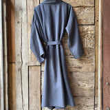 Tumši zilpelēka mīkstināta lina auduma halāts - kimono tipa modelis ar sānos iešūtām kabatām, garām piedurknēm