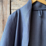 Tumši zilpelēka mīkstināta lina auduma halāts - kimono tipa modelis ar sānos iešūtām kabatām, garām piedurknēm