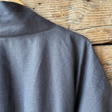 Tumši zilpelēka mīkstināta lina auduma halāts - kimono tipa modelis ar sānos iešūtām kabatām, garām piedurknēm