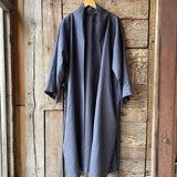 Tumši zilpelēka mīkstināta lina auduma halāts - kimono tipa modelis ar sānos iešūtām kabatām, garām piedurknēm