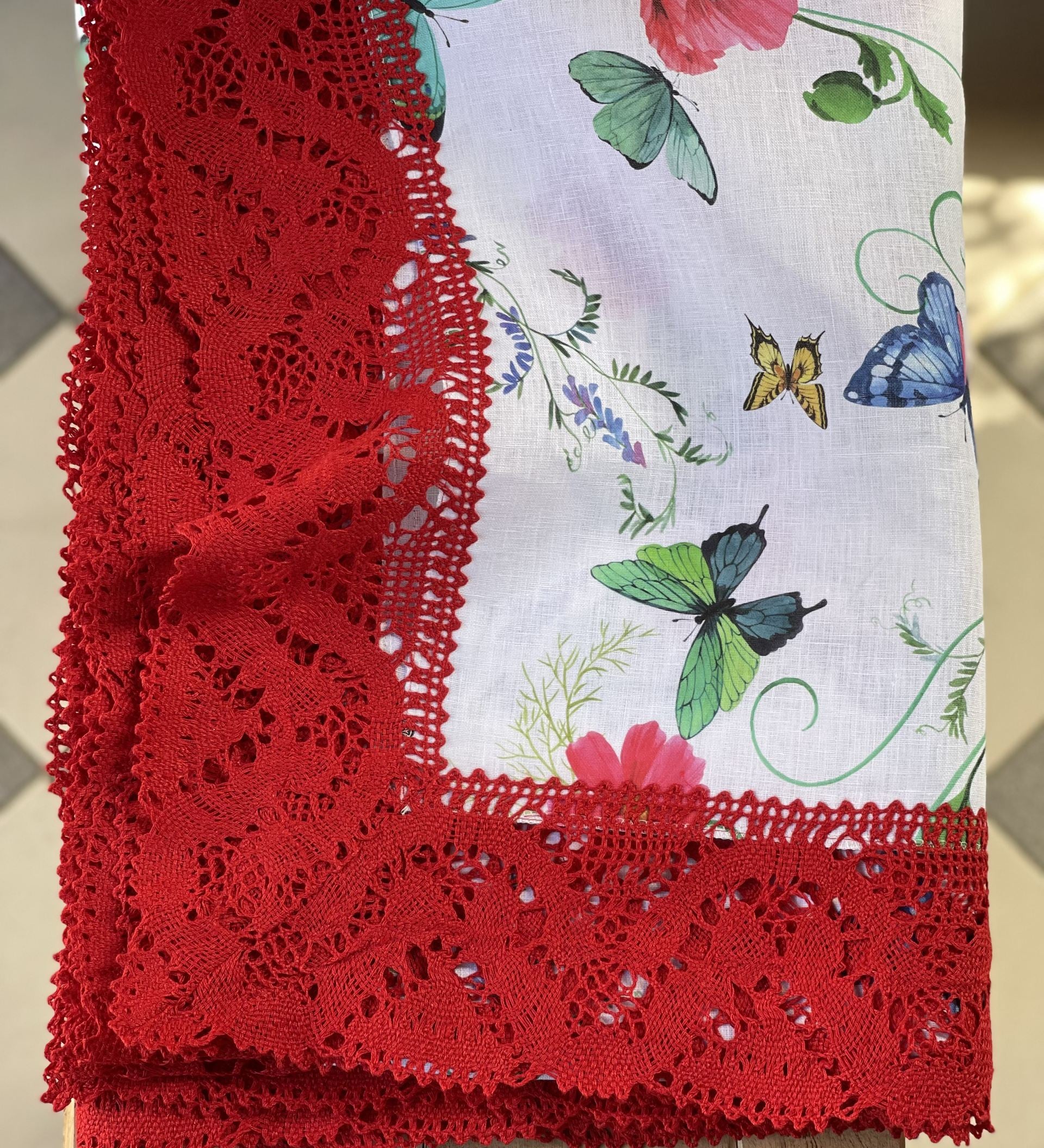 Magones, vanagzirņi, kosmejas un tauriņi- lina galdauts ar 12cm platu sarkanu lina mežģīni