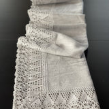 Dabīgi pelēks nekrāsota lina galdauts ar 12cm platu dabīgi pelēku lina mežģīni ar sirsniņu&saulīšu ornamentu