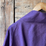 Tumši violeta toņa mīkstināta lina auduma halāts - kimono tipa modelis ar garām piedurknēm un kabatām
