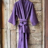Tumši violeta toņa mīkstināta lina auduma halāts - kimono tipa modelis ar garām piedurknēm un kabatām