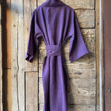 Tumši violeta toņa mīkstināta lina auduma halāts - kimono tipa modelis ar garām piedurknēm un kabatām