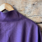 Tumši violeta toņa mīkstināta lina auduma halāts - kimono tipa modelis ar garām piedurknēm un kabatām