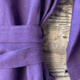 Tumši violeta toņa mīkstināta lina auduma halāts - kimono tipa modelis ar garām piedurknēm un kabatām
