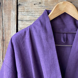 Tumši violeta toņa mīkstināta lina auduma halāts - kimono tipa modelis ar garām piedurknēm un kabatām