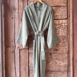Piparmētru zaļš mīkstināta lina auduma halāts - kimono tipa modelis ar garām piedurknēm un kabatām