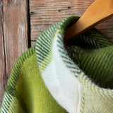 Zaļš/balts lieli rūtains indiāņu piegriezuma garais aitas vilnas pončo ar kapuci un bārkstīm