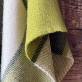 Zaļš/balts lieli rūtains indiāņu piegriezuma garais aitas vilnas pončo ar kapuci un bārkstīm