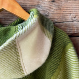 Zaļš/balts lieli rūtains indiāņu piegriezuma garais aitas vilnas pončo ar kapuci un bārkstīm